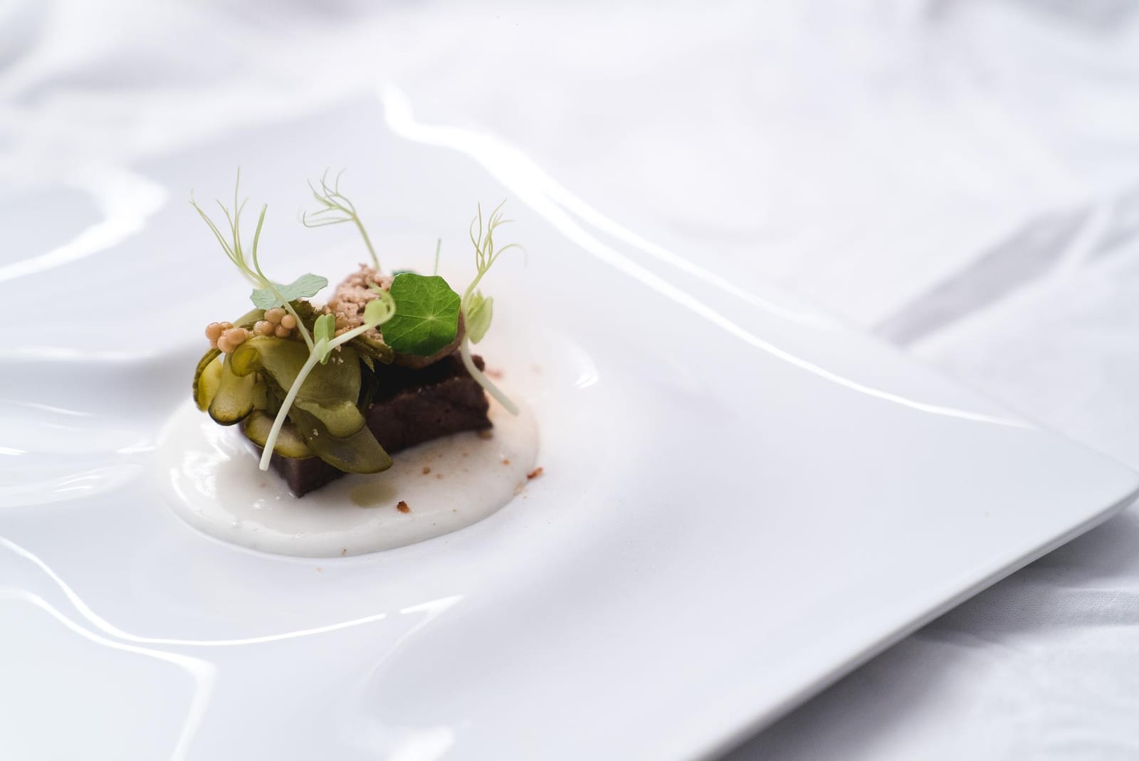 Mesa de café e doces montada para um grupo na Doce Café Brasil